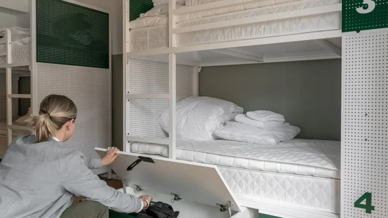 Sovsal med våningssängar i