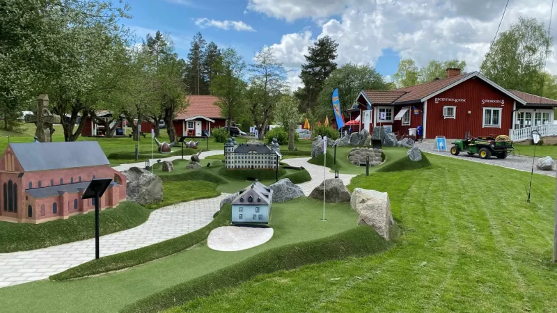 Vy över campingplats och minigolfbana