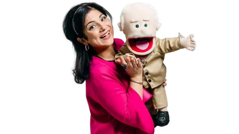 En kvinna håller i en docka