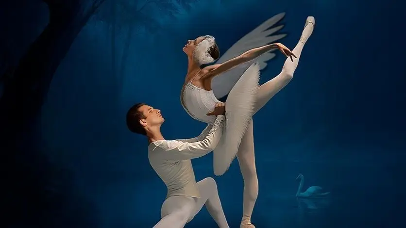 En kvinna och en man dansar ballett