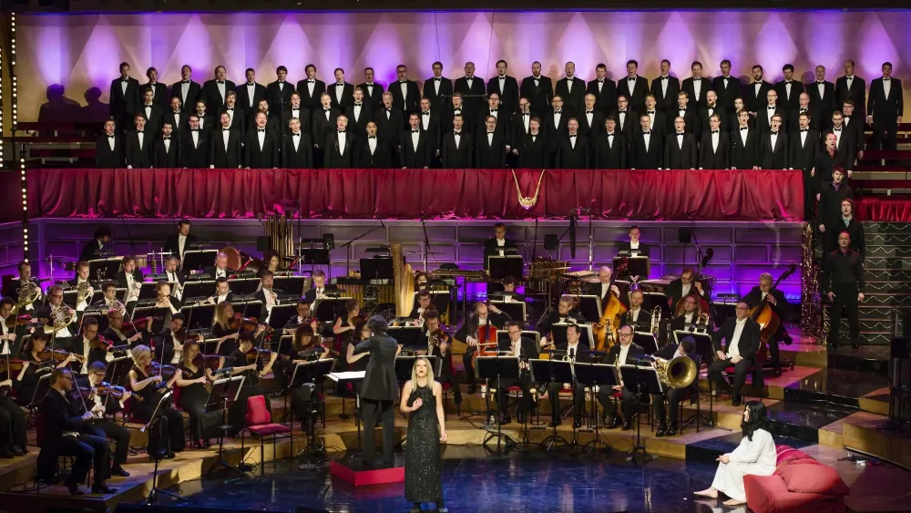 En kör sjunger på en scen