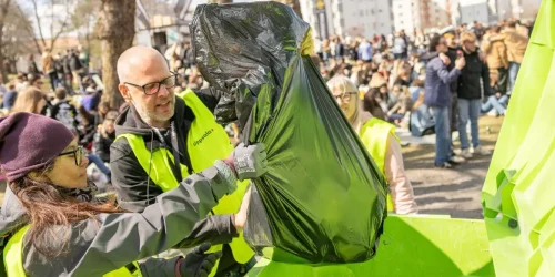 Funktionärer samlar sopor i en park