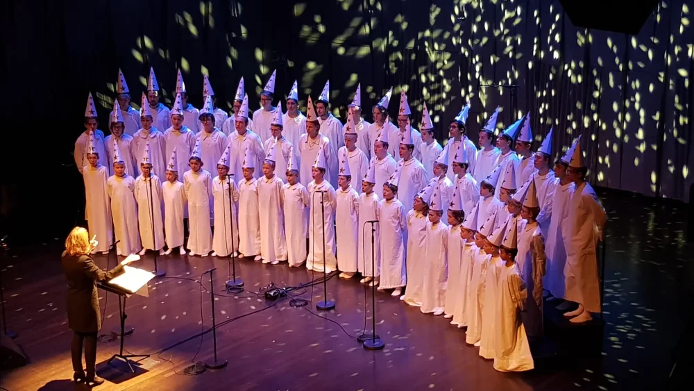 Uppsala gosskör på en scen