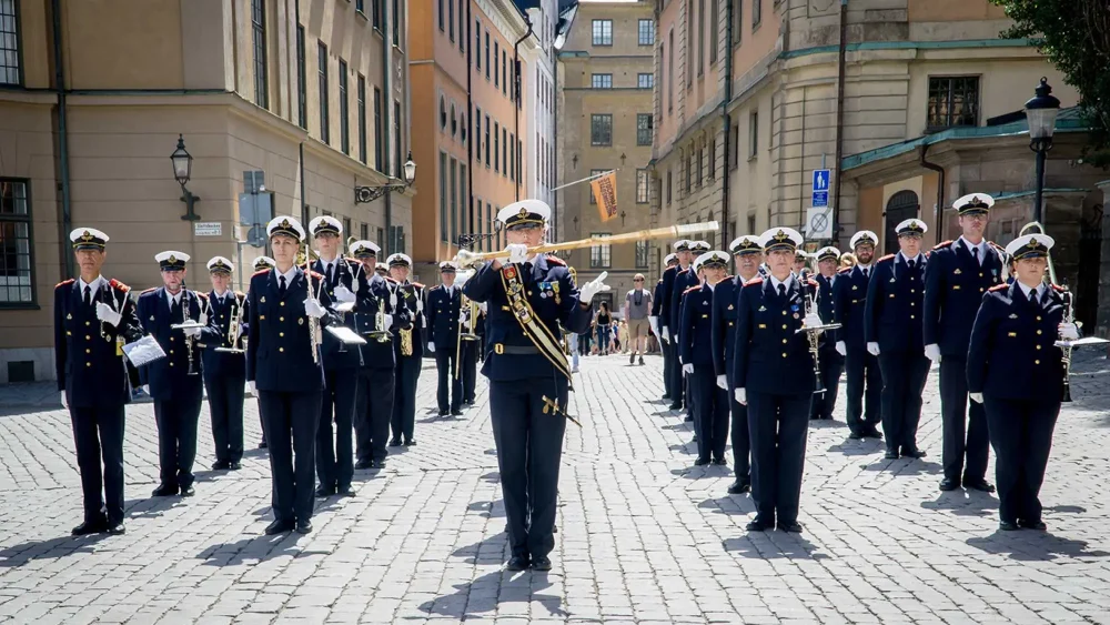 Musikkår går på gatan