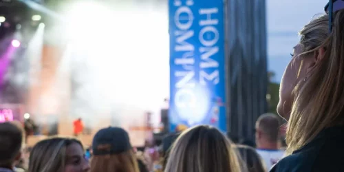 Kvinna i publikenpå festival