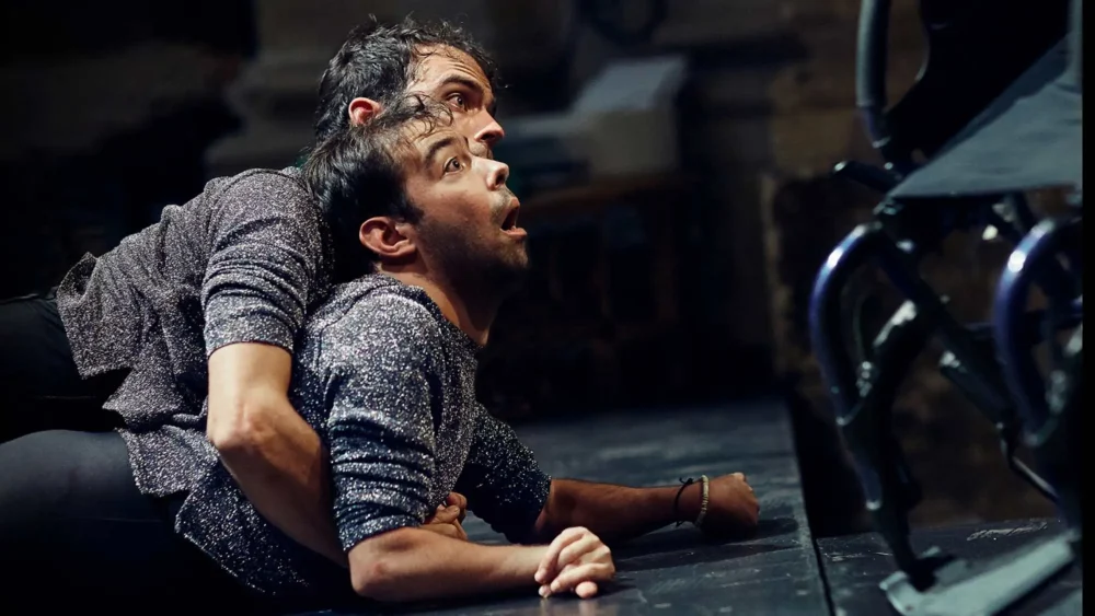 Två skådespelare på scen