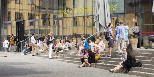 Mötesdeltagare tar en paus utanför UKK