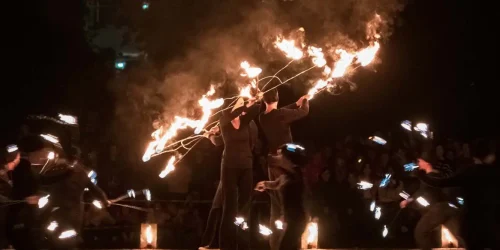 Ungdomar gör en eldshow