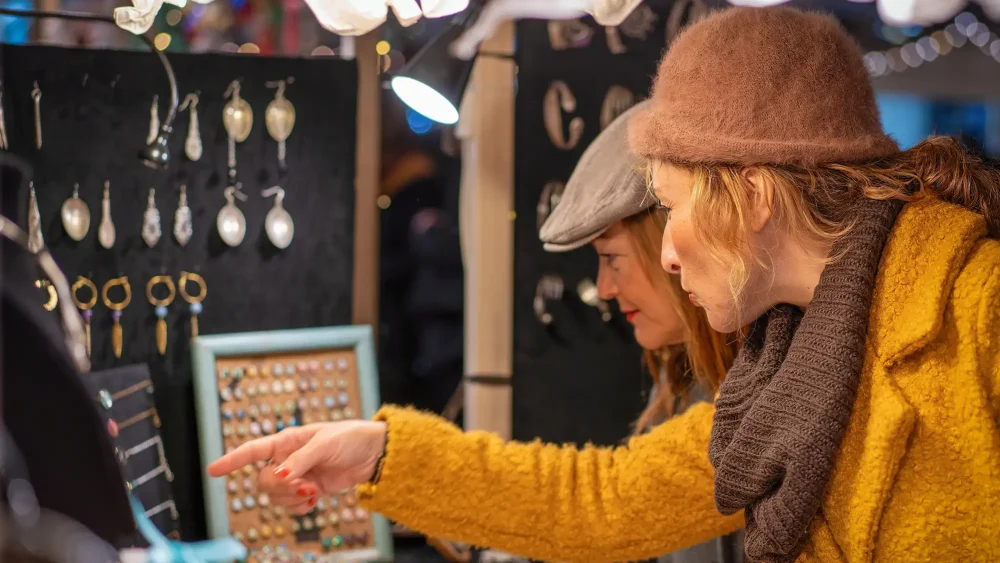Tå kvinnor på julmarknad