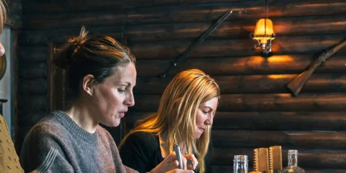 Vänner äter middag på Odinsborg i Uppsala