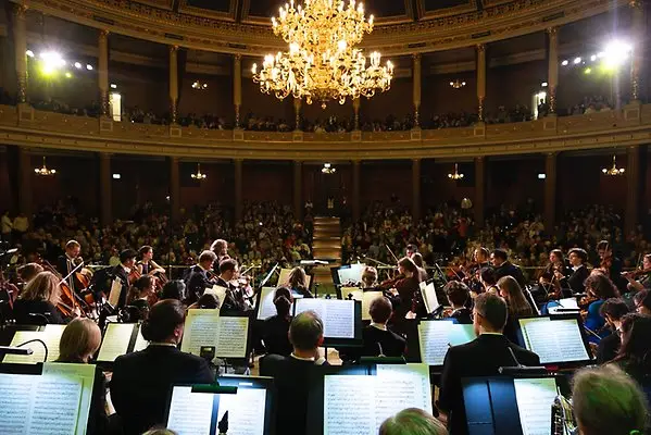 En orkester spelar i en aula