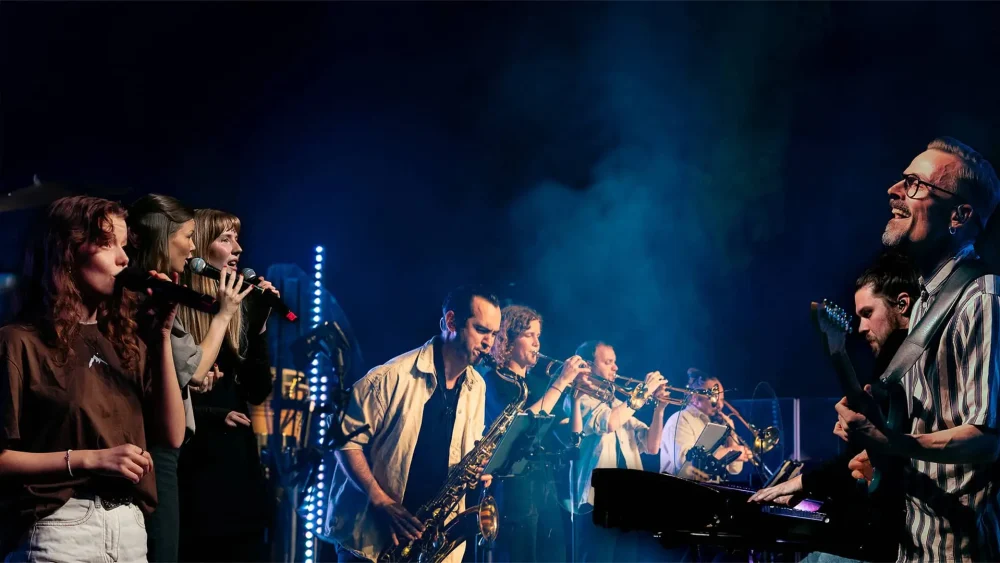 Ett stormannaband spelar på en scen