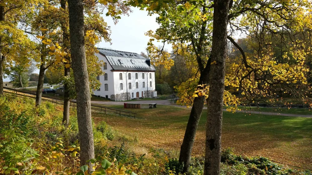 Ulva kvarn-byggnaden under höst