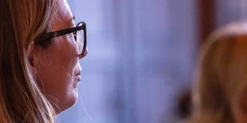Kvinna tittar på scen