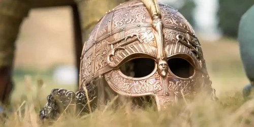 Vikingahjälm ligger i gräset