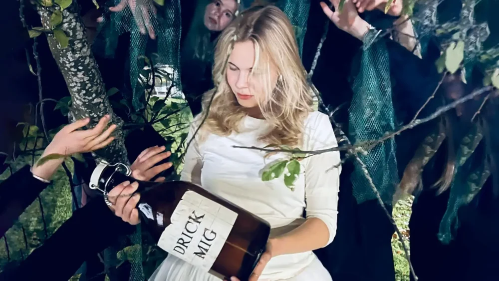 Flicka håller i en flaska i föreställning