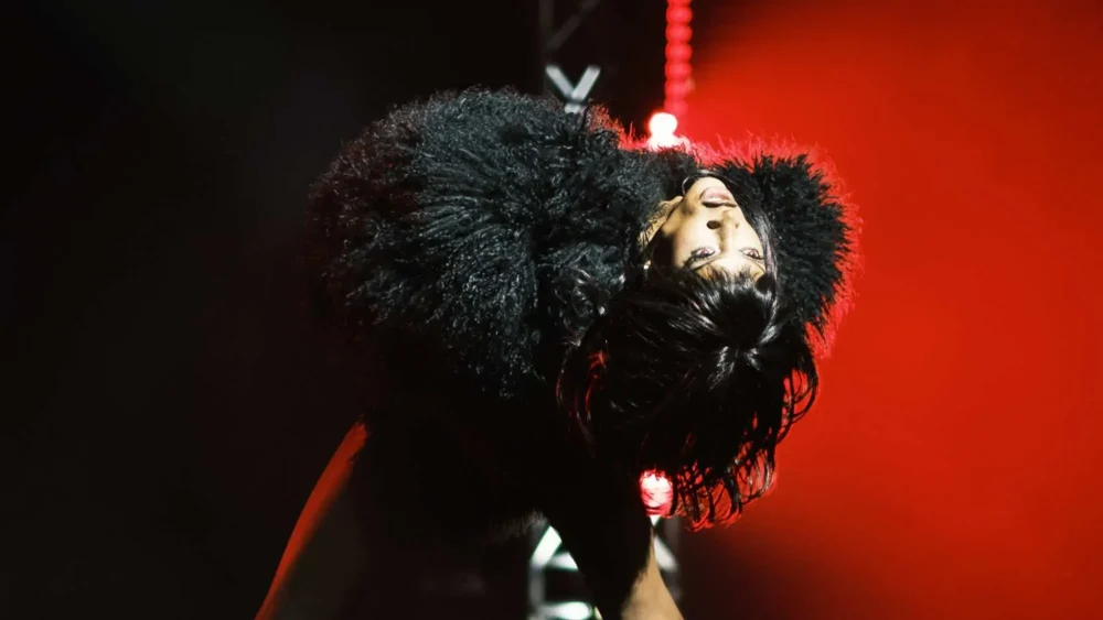 En dragshow i röd scenbelysning