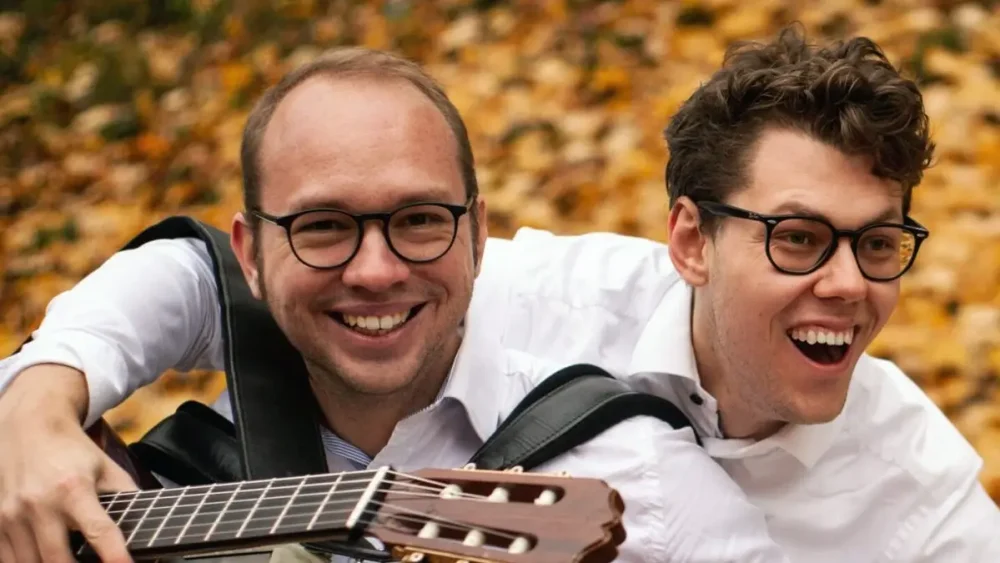 Två artister bland höstlöv