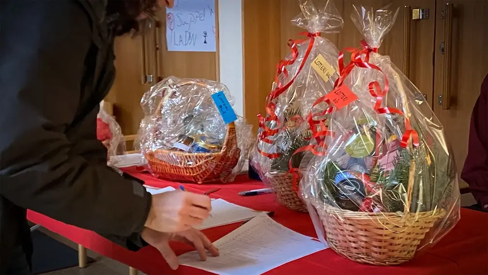 Kvinna vid ett bord med julkorgar