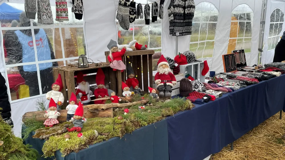 Ett julmarknadsstånd emd tomtar