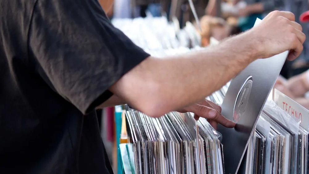Person bläddrar bland LP-skivor