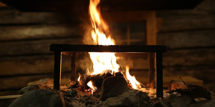 En eldstad som brinner