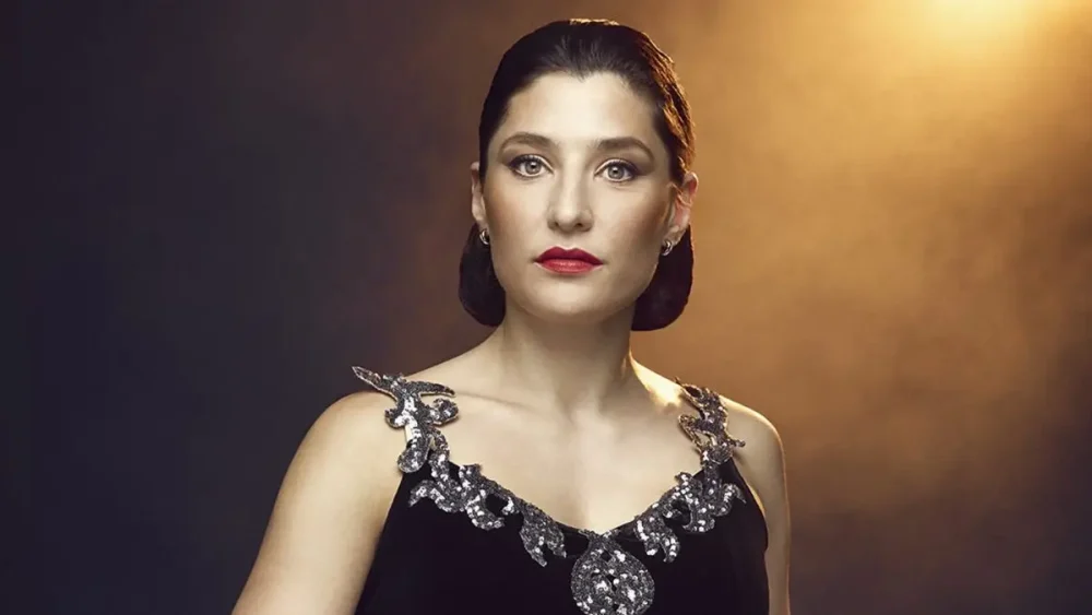 En kvinna på en scen