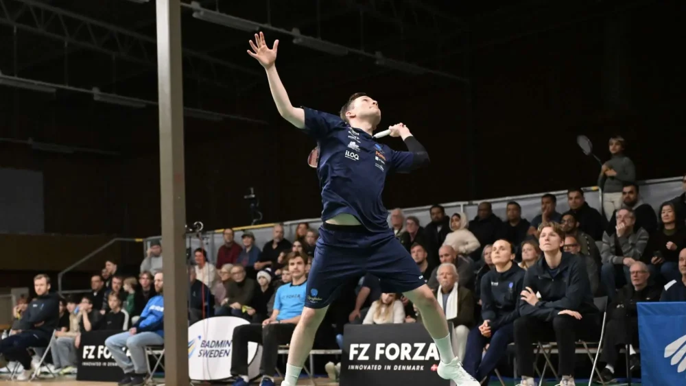 Person som spelar badminton