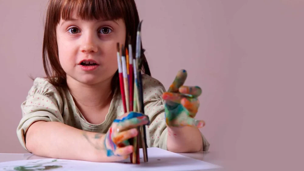 En flicka pysslar och målar