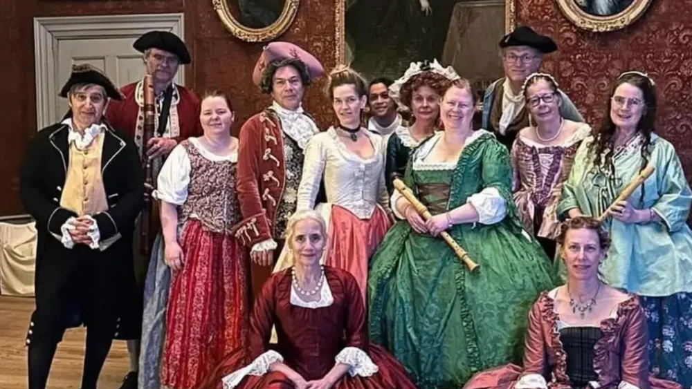 Personer klädda i historiska dräkter