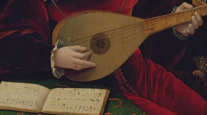 En man spelar luta