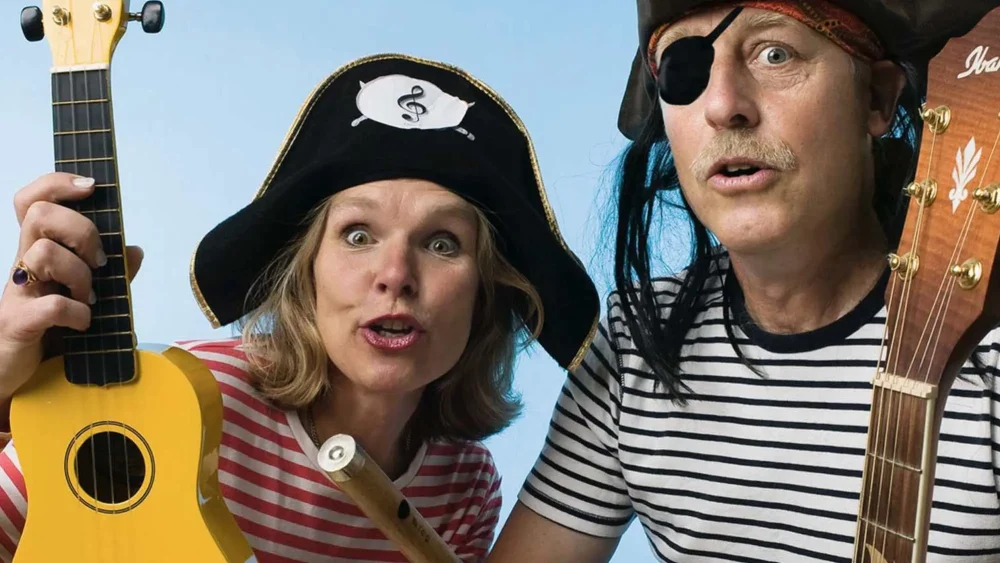 Två pirater med instrument
