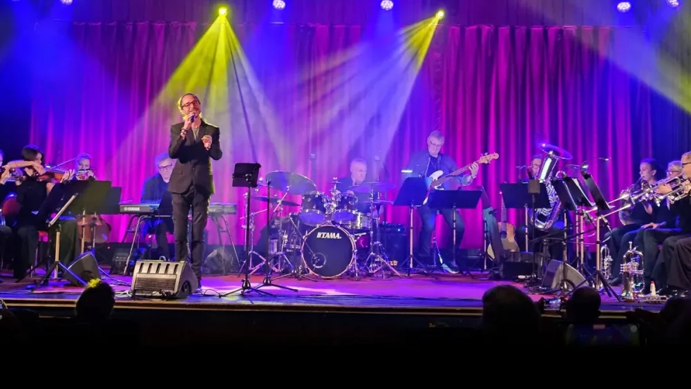 Ett band uppträder på en scen