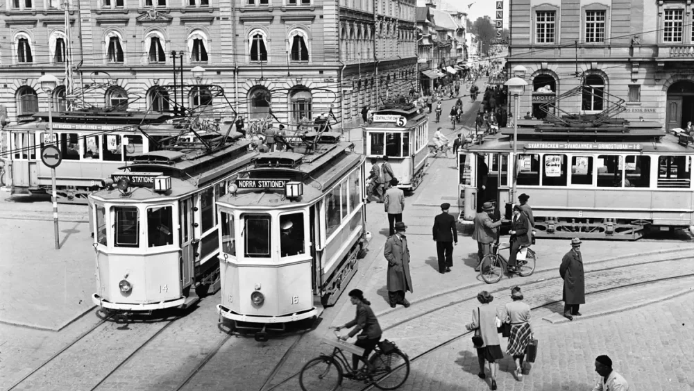 En gammal svartvit bild på Stora torget i Uppsala