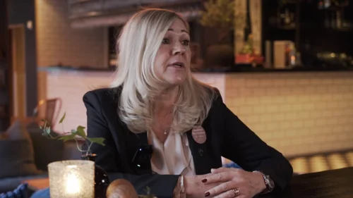 Kvinna sittandes vid bord