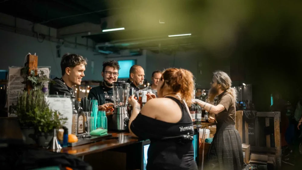 Personer vid en mässmonter