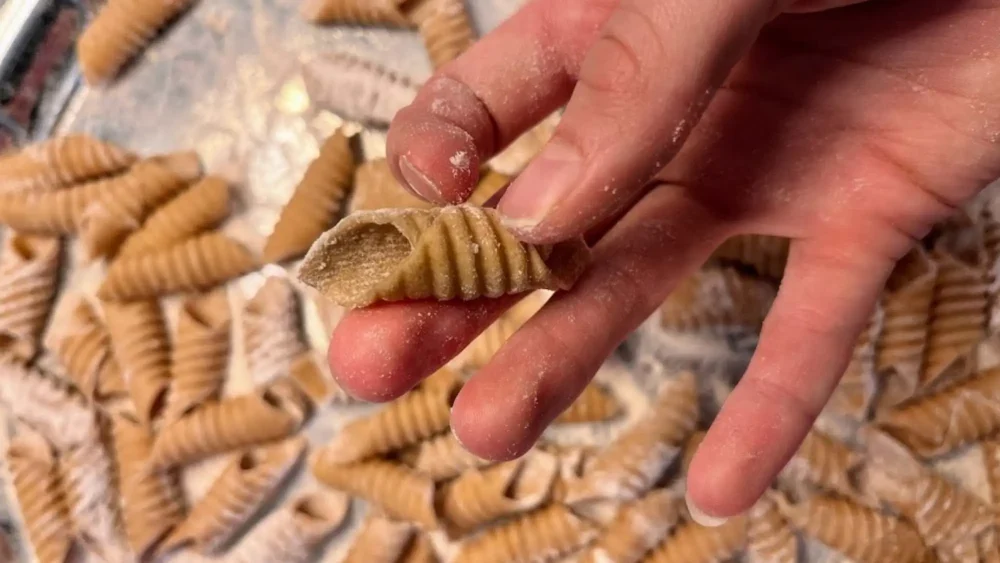 Kvinna håller i egengjord pasta