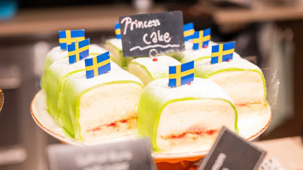 Ett fat med prinsesstårtebakelser