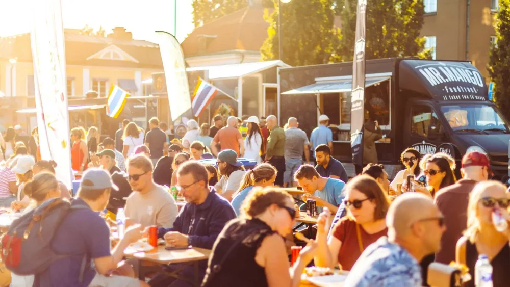 Personer äter mat på Streetfood festival
