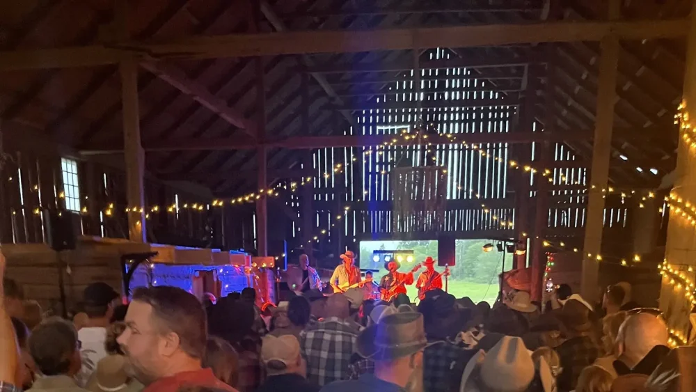 Countryband spelar i en lada