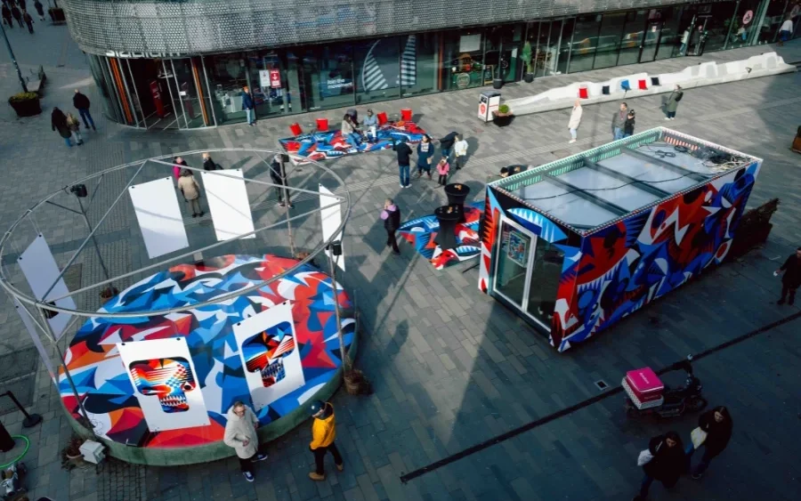 Konstutställning på ett torg