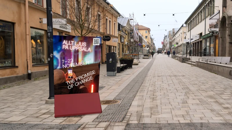 Evenemangsskyltar på ett torg
