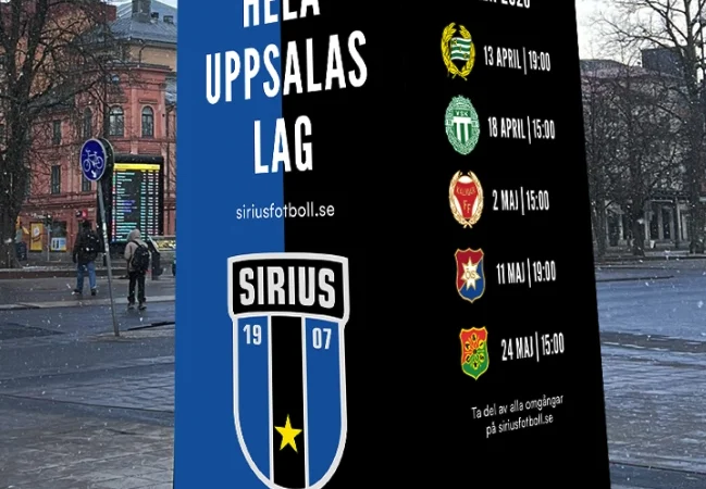 Evenemangsskyltar på ett torg