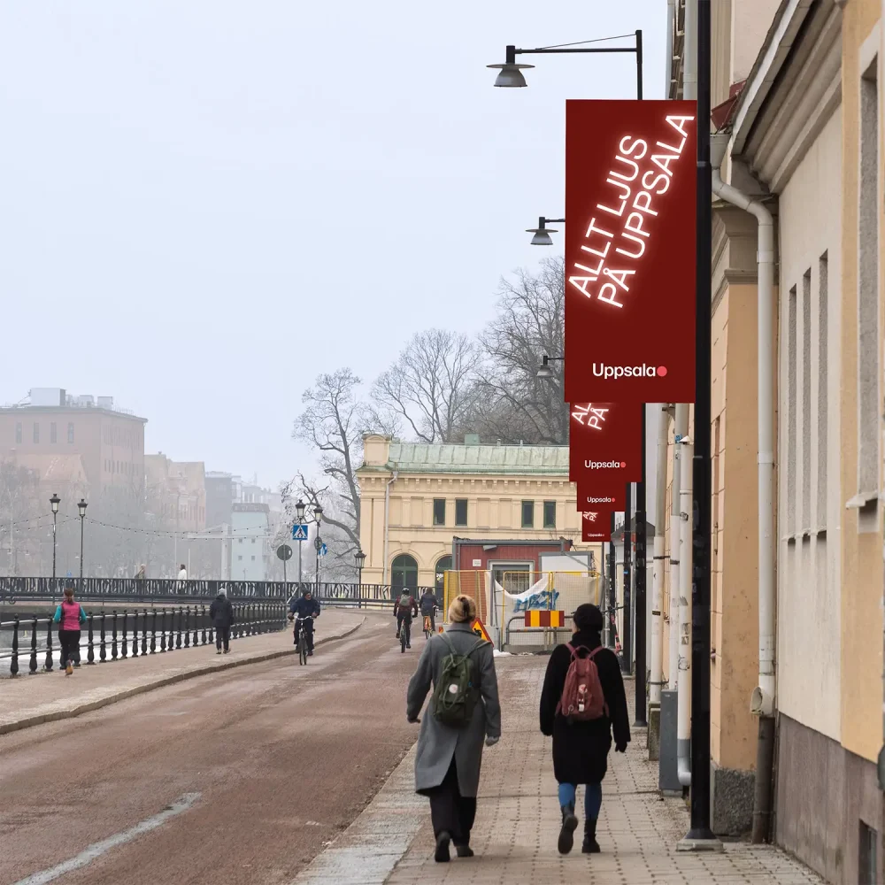 Evenemangsskyltar på en byggnad