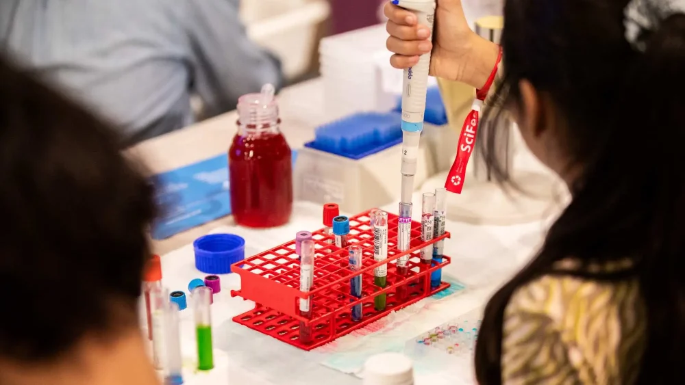 Barn som gör ett vetenskapligt experiment