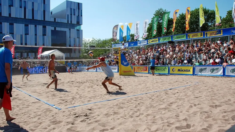 Personer som spelar beachvolleyboll