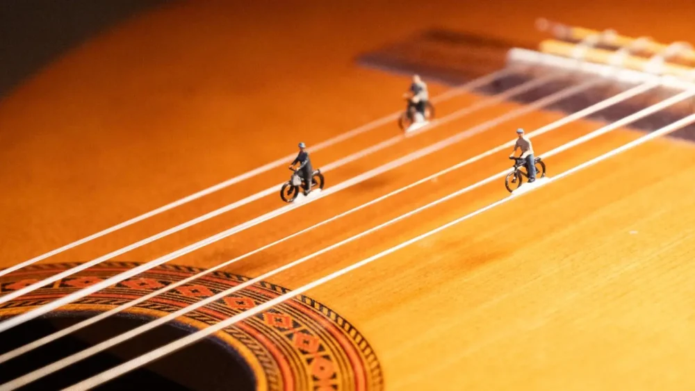 Miniatyrcyklar på en gitarr