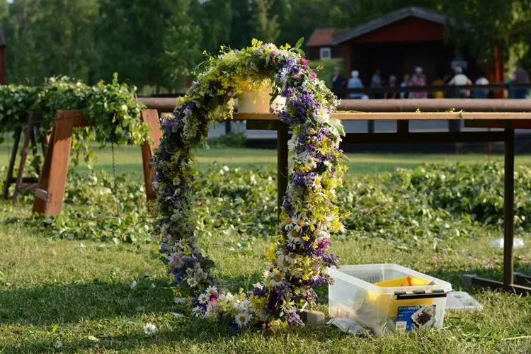 Midsommarkrans med blommor