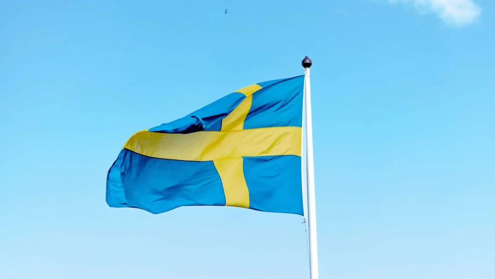Sveriges flagga mot blå himmel