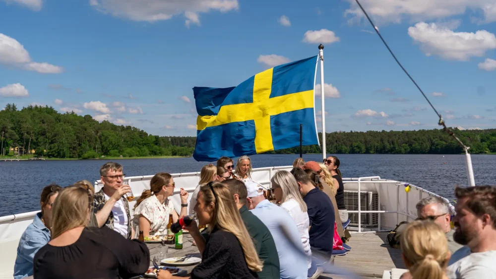 Personer åker båttur på å